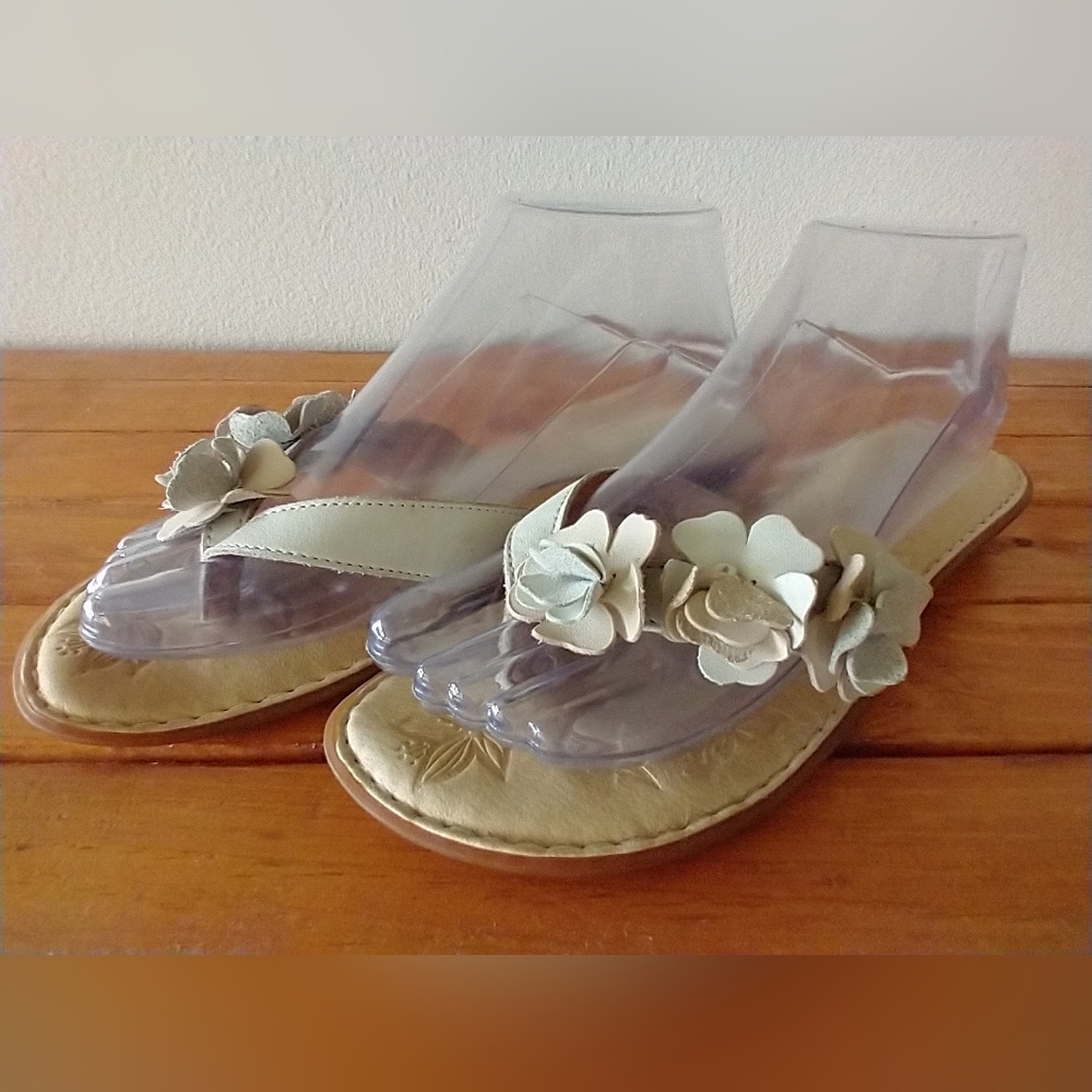 Born Women's Flip Flop Sandals Slide On Floral Flower Tan Size 9